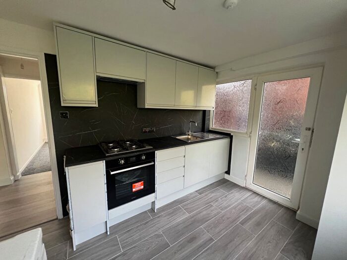 2 Bedroom Maisonette To Rent In Brendon Avenue, Luton, LU2