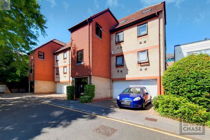 2 Bedroom Flat To Rent In Pilgrims Close, Palmers Green, London, N13