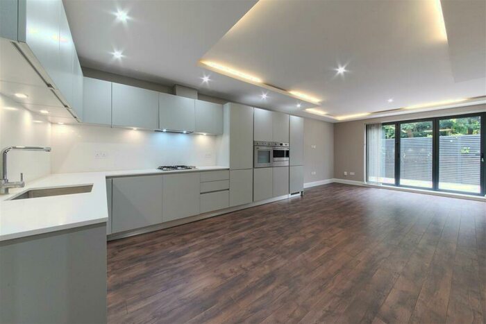 3 Bedroom Flat To Rent In Woodside Grange Road, London, N12