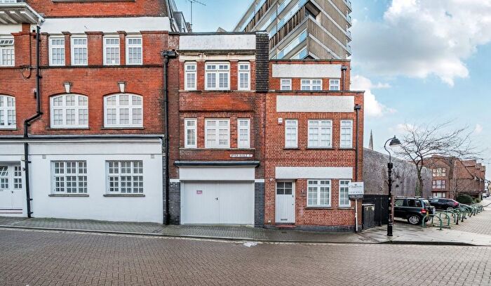 4 Bedroom Semi Detached House For Sale In Upper Bugle Street, Southampton, Hampshire, SO14