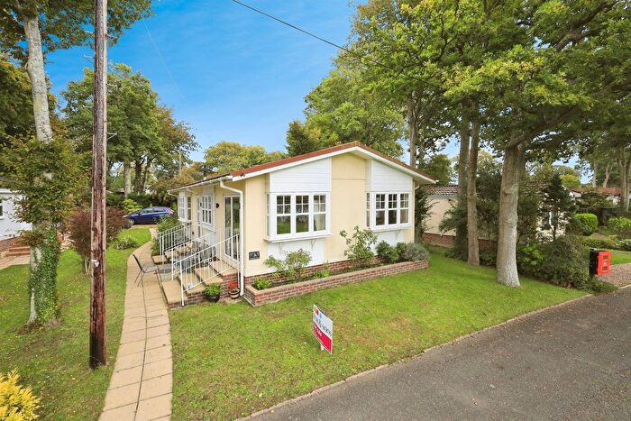 2 Bedroom Mobile/park Home For Sale In Deanland Wood Park, Golden Cross, Hailsham, BN27