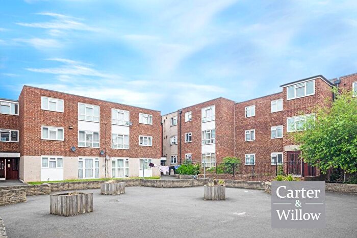 3 Bedroom Flat For Sale In Ibscott Close, Dagenham, RM10