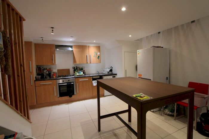 3 Bedroom Flat To Rent In Elias Place, London, SW8