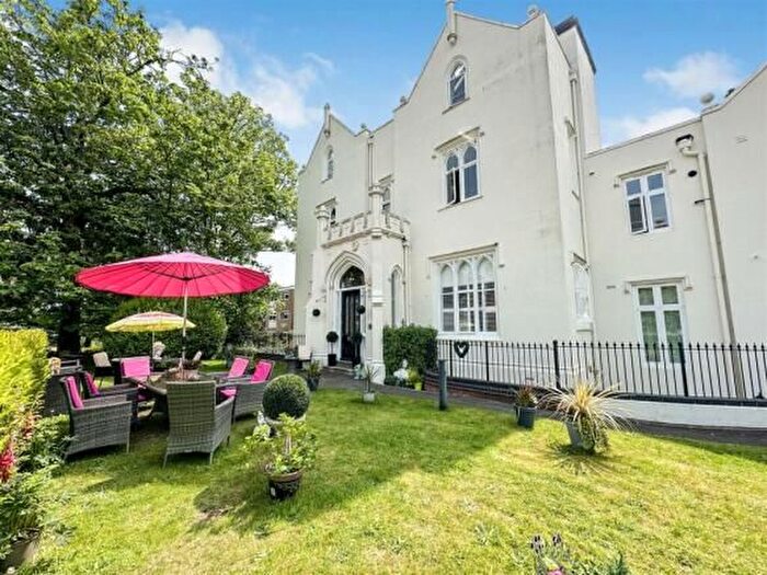 2 Bedroom Flat To Rent In Wilhelmina Close, Leamington Spa, CV32