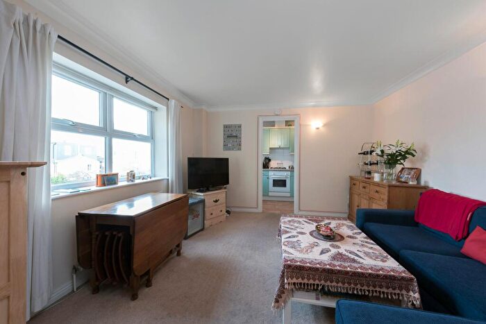 2 Bedroom Flat To Rent In Hertford Ct, SW11
