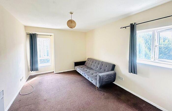 1 Bedroom Flat To Rent In Hallywell Crescent, London, E6