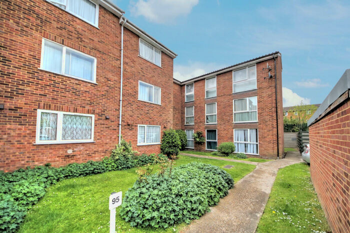 1 Bedroom Flat To Rent In Shurland Avenue, East Barnet, EN4