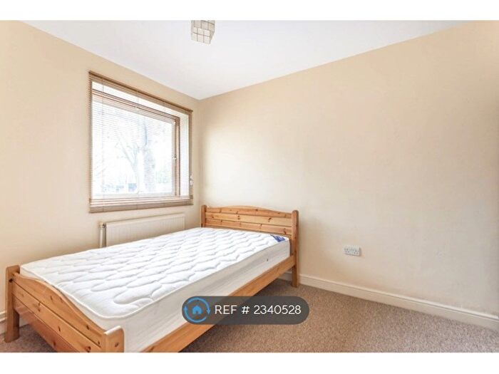 2 Bedroom Flat To Rent In Dryden Court, London, SE11