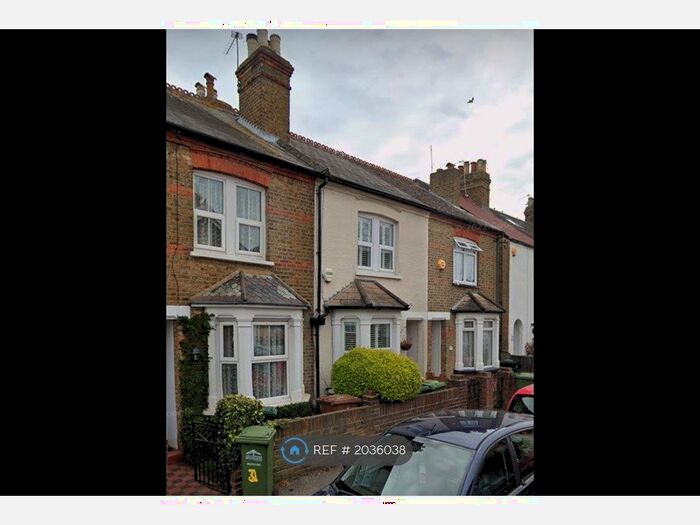 2 Bedroom Flat To Rent In Chestnut Grove, Staines-Upon-Thames, TW18