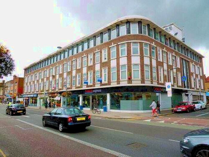 2 Bedroom Flat To Rent In Hartington Road, Ealing, London, Greater London, W13