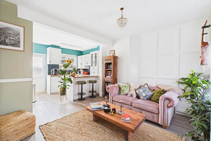 2 Bedroom Terraced House For Sale In New Road, Linslade, LU7