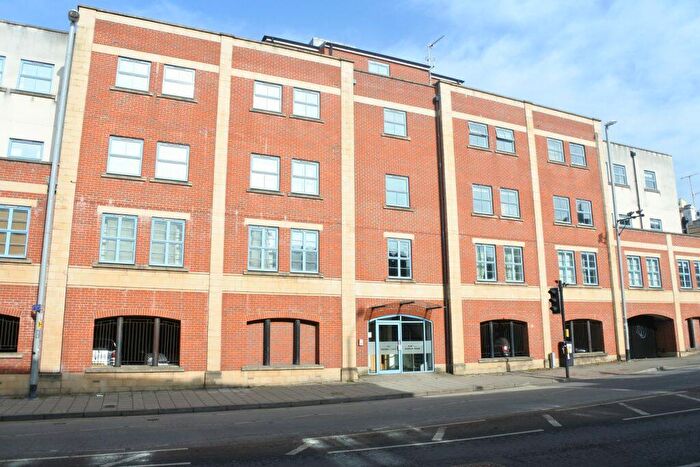 2 Bedroom Apartment To Rent In Harbour House –, BS8