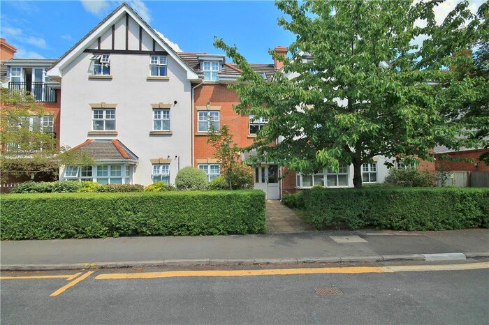 2 Bedroom Flat To Rent In Claremont Avenue, Woking, GU22