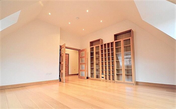 2 Bedroom Flat To Rent In Beechcroft Avenue, Golders Green, London, NW11