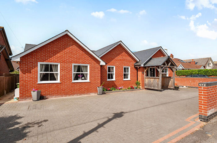 4 Bedroom Bungalow For Sale In Hunts Pond Road, Park Gate, PO14