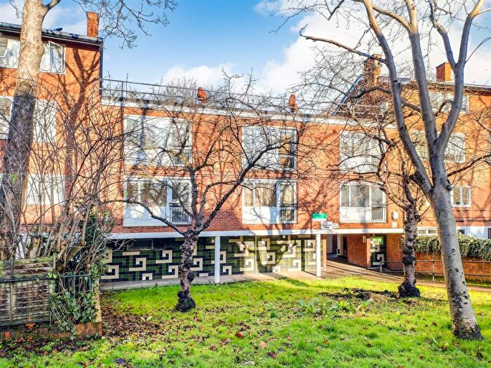 Apartment For Sale In Highbury Quadrant, London, N5