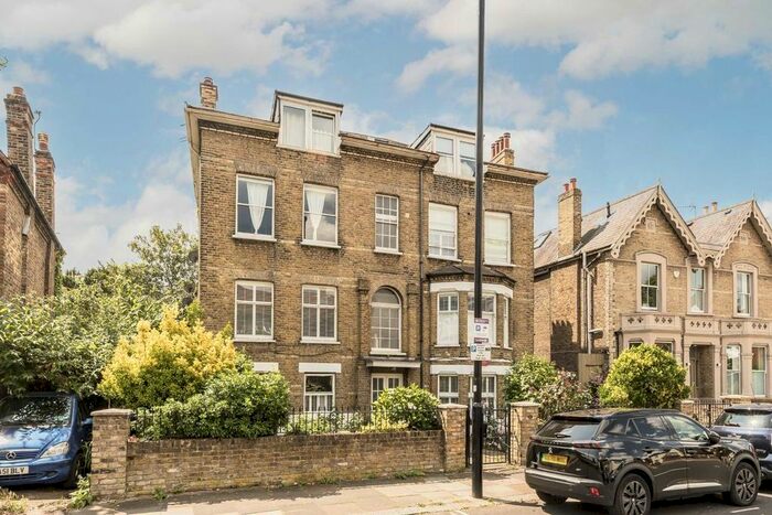 3 Bedroom Flat To Rent In Wellesley Road, London, W4