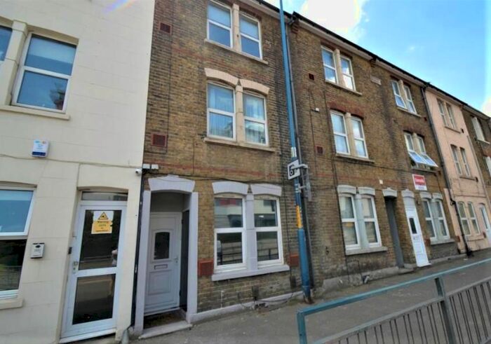 1 Bedroom Flat To Rent In Pier Road, Gillingham, ME7