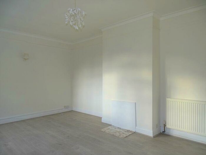 2 Bedroom Maisonette To Rent In St Ronans, Nether Street, N3