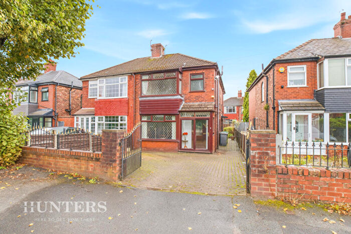 3 Bedroom Semi-Detached House For Sale In Hollinwood Avenue, Chadderton, Oldham, OL9