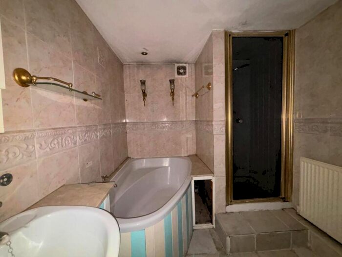 2 Bedroom Flat For Sale In Flat, Avondale Road, South Croydon, Surrey, CR2