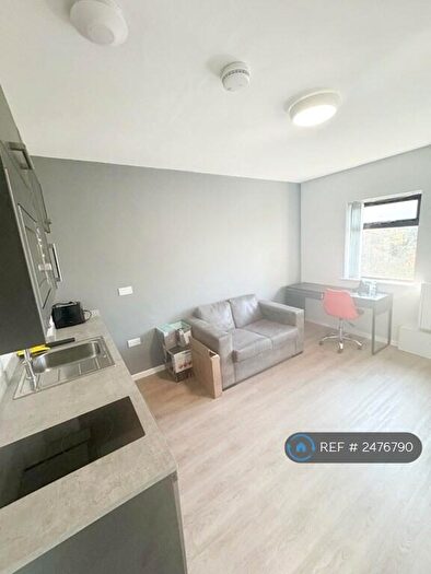 1 Bedroom Flat To Rent In Stile Common Road, Huddersfield, HD4