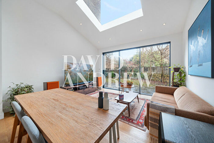 3 Bedroom Flat To Rent In Gloucester Drive, N4