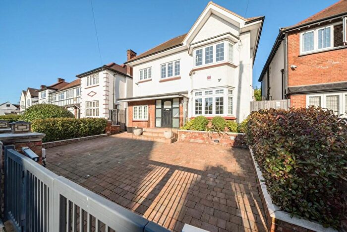4 Bedroom Detached House For Sale In Tillingbourne Gardens, Finchley Central, London, N3