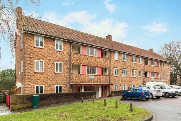 2 Bedroom Flat To Rent In Dowson Close, London, SE5