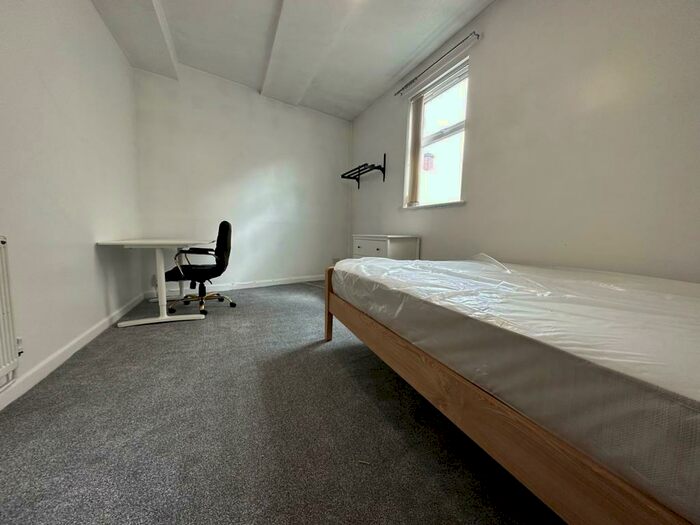 6 Bedroom House To Rent In Somers Road, Southsea, PO5