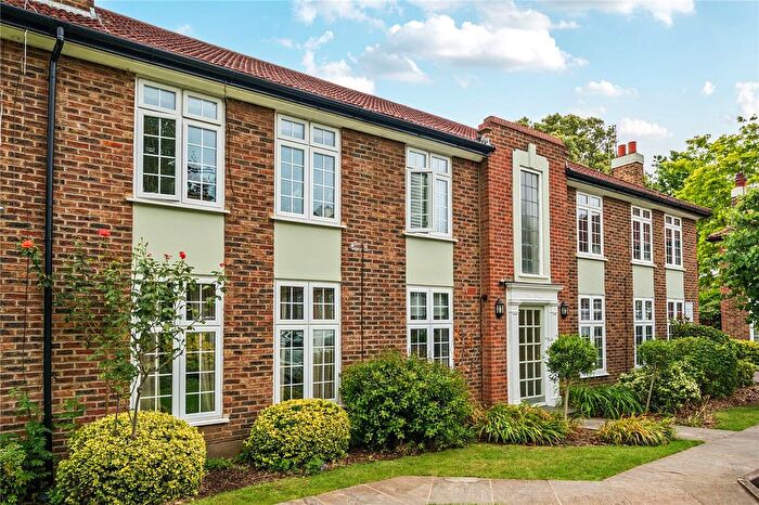 2 Bedroom Flat For Sale In Portsmouth Road, Thames Ditton, KT7