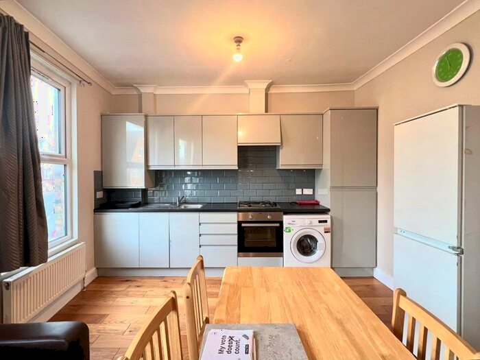 3 Bedroom Flat To Rent In Hoe Street, London, E17