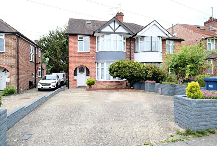 4 Bedroom Semi-Detached House For Sale In The Woodlands, Southgate, London, N14