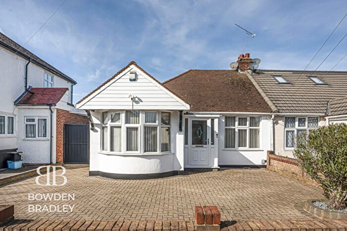 2 Bedroom Semi-Detached Bungalow For Sale In Berkeley Avenue, Ilford, IG5