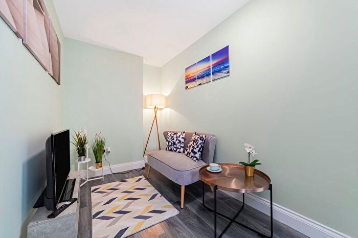 3 Bedroom Flat To Rent In Beaconsfield Road, London, SE9