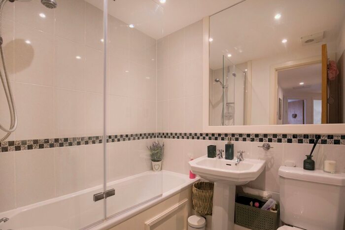 2 Bedroom Flat For Sale In Charter Quay, Kingston Upon Thames, KT1