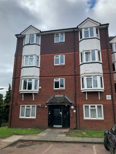 2 Bedroom Flat To Rent In Weald Close, London, SE16