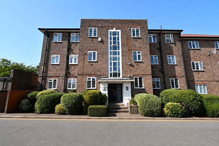 2 Bedroom Flat To Rent In Malford Court, The Drive, London, E18