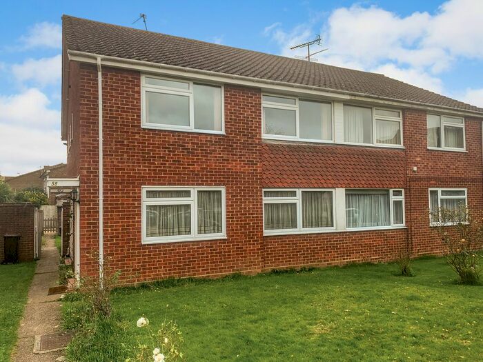 2 Bedroom Maisonette To Rent In Roakes Avenue, Addlestone KT15