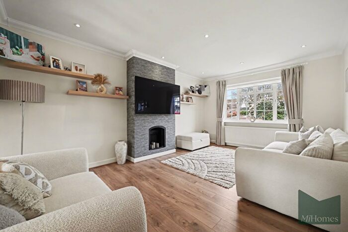 3 Bedroom Semi-detached House For Sale In Billy Lows Lane, Potters Bar, EN6