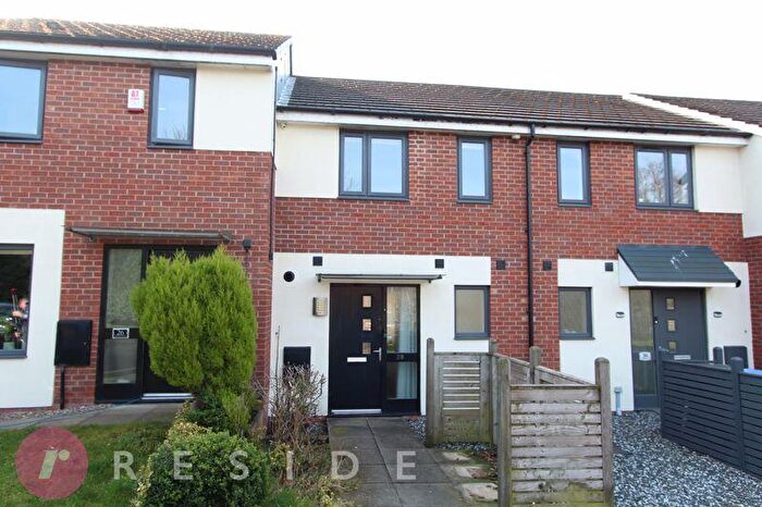 2 Bedroom Town House For Sale In Avoncliffe Close, Queensway, Rochdale, OL11