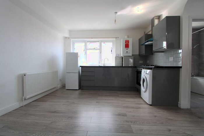 2 Bedroom Flat To Rent In South Norwood Hill, London, SE25