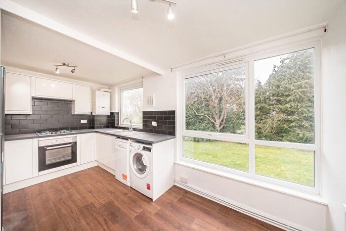 3 Bedroom Flat To Rent In Basinghall Gardens, Sutton, SM2