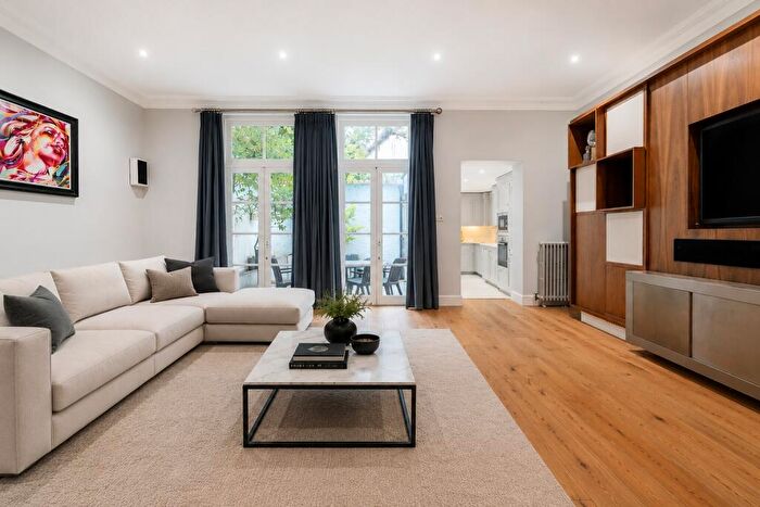 2 Bedroom Flat For Sale In Redcliffe Square, Chelsea, SW10