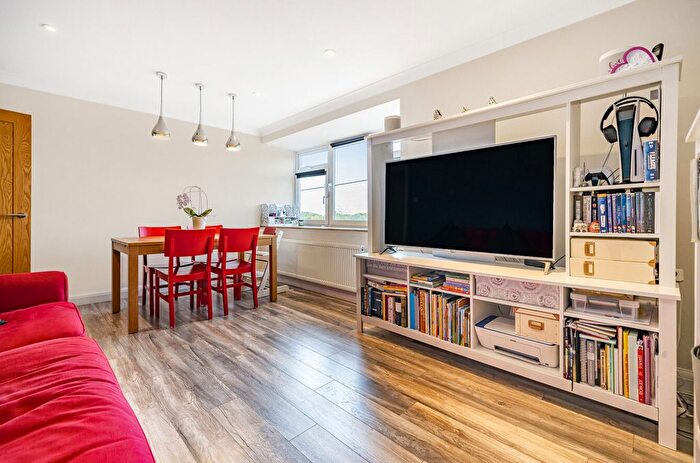 2 Bedroom Flat For Sale In Saville Court Station Road, Billingshurst, RH14