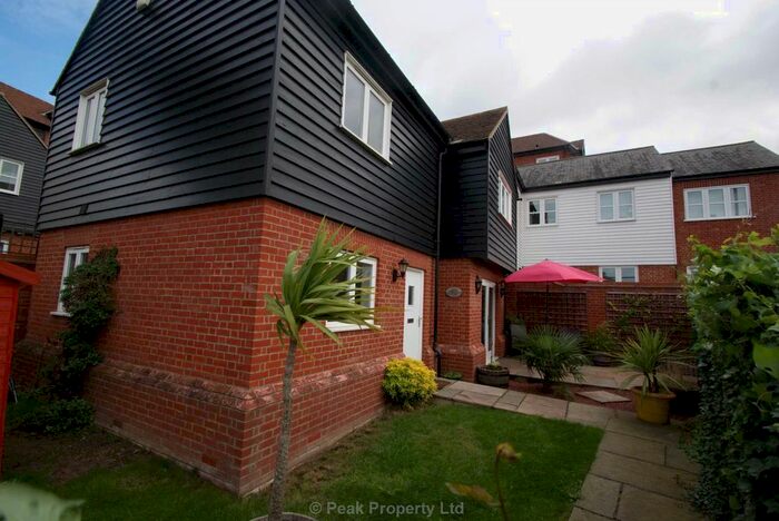 3 Bedroom Detached House To Rent In Reduce The Commute The Close, Benfleet, SS7