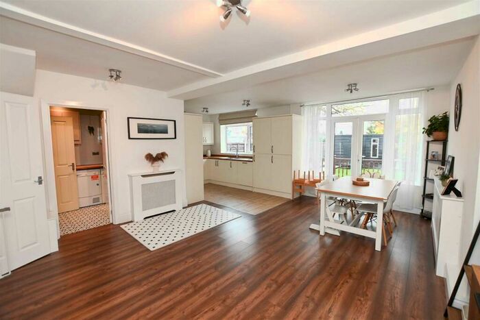 3 Bedroom Semi-Detached House For Sale In Wellsford Avenue, Solihull, B92