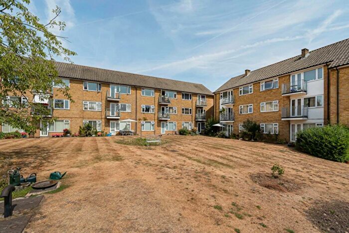 2 Bedroom Apartment For Sale In Sumner Road, Farnham, Surrey, GU9