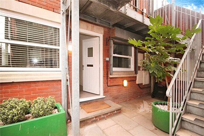 1 Bedroom Flat To Rent In North Street, Guildford, Surrey, Uk, GU1