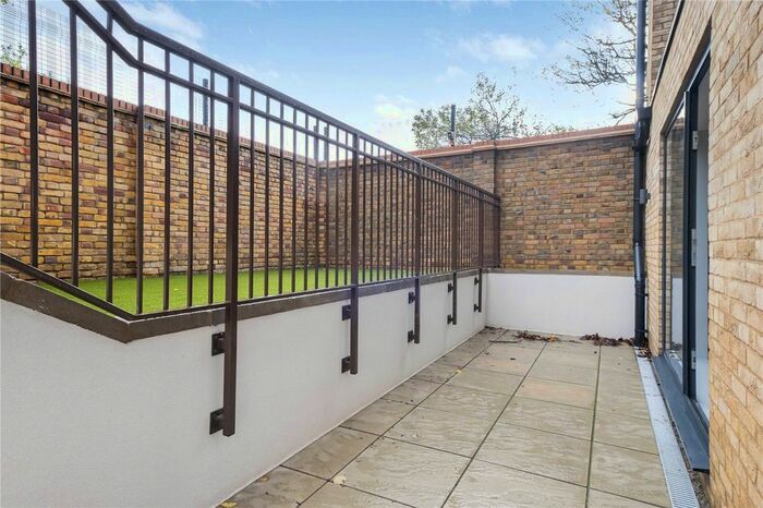 2 Bedroom Flat To Rent In Mowlem Street, Cambridge Heath, London, E2